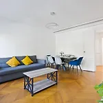 Arc De Triomphe Luxurious 3 Bedroom With Netflix